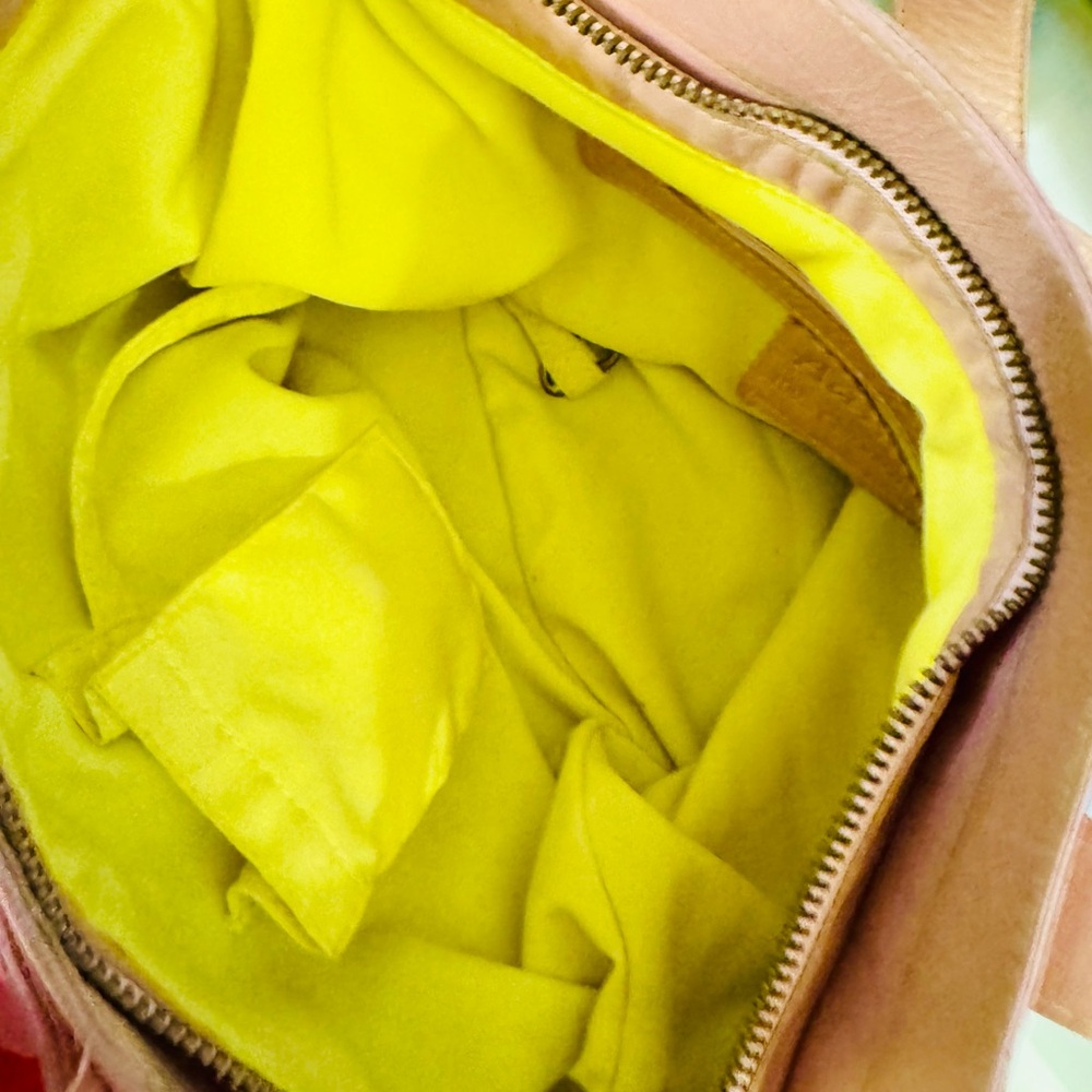 Aaenta Pink Leather Shoulder Bag - Picture 2 of 10
